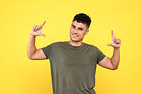 Футболка чоловіча кольору хакі