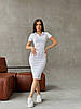 Біле облягаюче плаття з тканини рубчик з відкладним коміром, короткими рукавами, довжини за коліно, фото 3