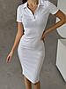Біле облягаюче плаття з тканини рубчик з відкладним коміром, короткими рукавами, довжини за коліно, фото 4