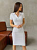 Біле облягаюче плаття з тканини рубчик з відкладним коміром, короткими рукавами, довжини за коліно, фото 7