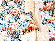 Постільна білизна Королева Ночі (Сатин Premium) | Полуторний комплект | 50х70 | Квіти на блакитному та персиковому, фото 3