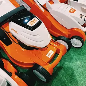 Газонокосарки, роботи і трактори