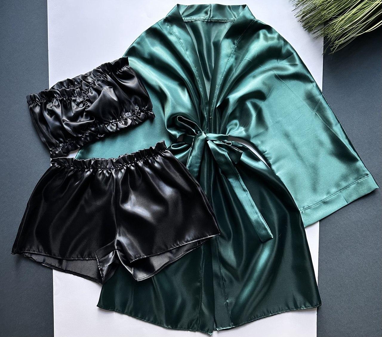 Атласний халат + піжама — набір одягу для дому.