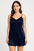 Жіноча атласна нічна сорочка темно-синя з мереживом на тонких бретелях що регулюються