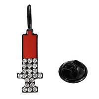 Брошка значок із чорною кліпсою шприц із білими стразами покрита кольоровою емаллю розмір виробу 35х10 мм