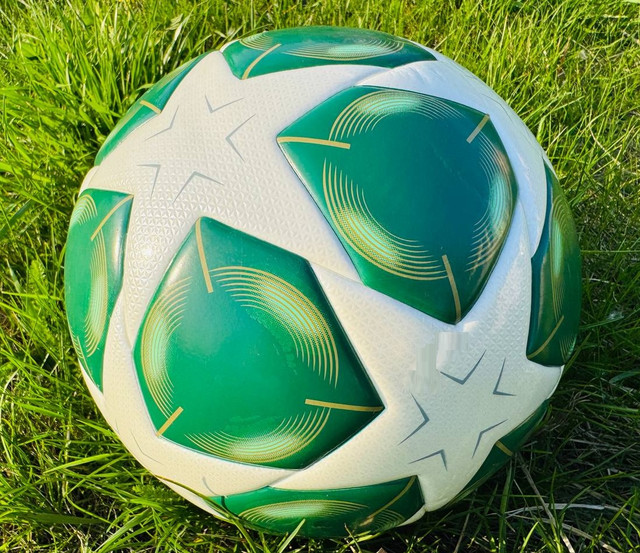 Футбольний м'яч