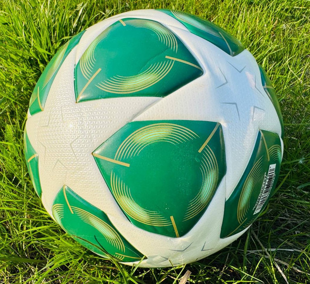 М'яч для гри у футбол