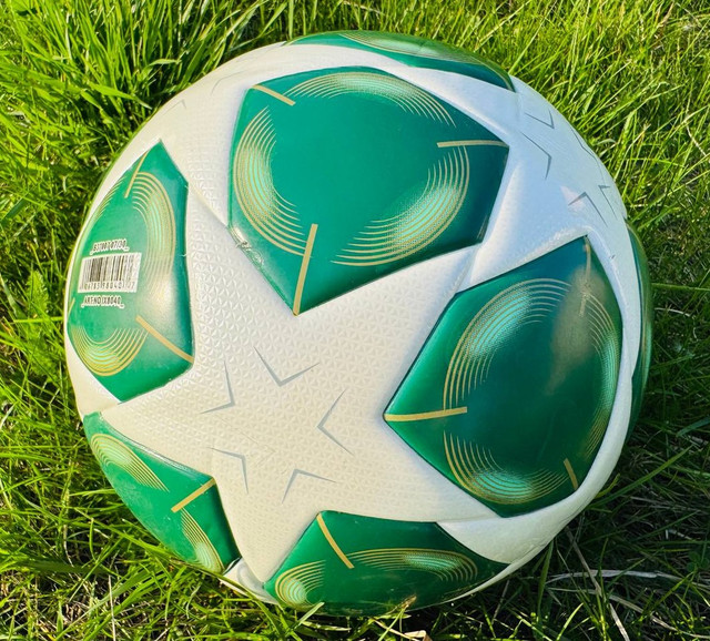 М'яч для гри у футбол хлопчикам