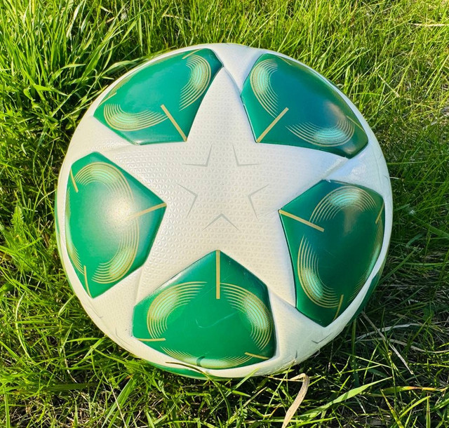 М'яч для гри у футбол хлопчикам