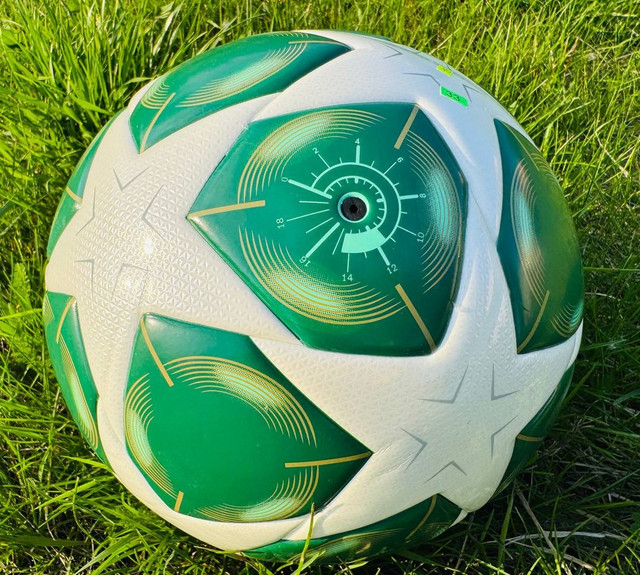 М'яч для гри у футбол