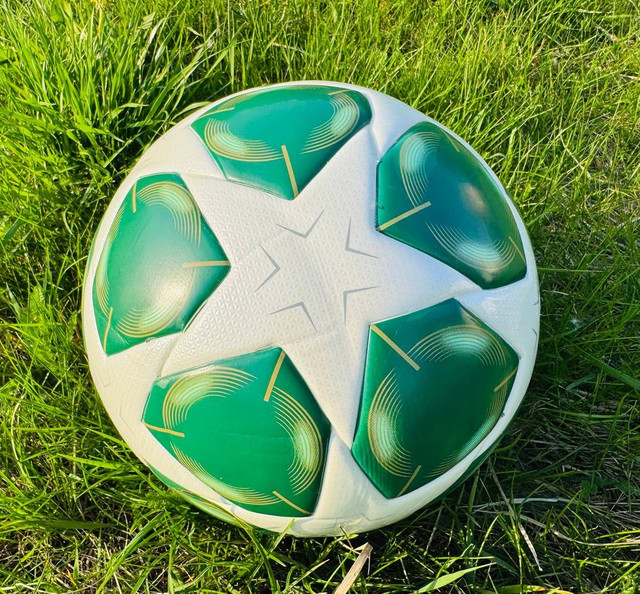 Футбольний м'яч