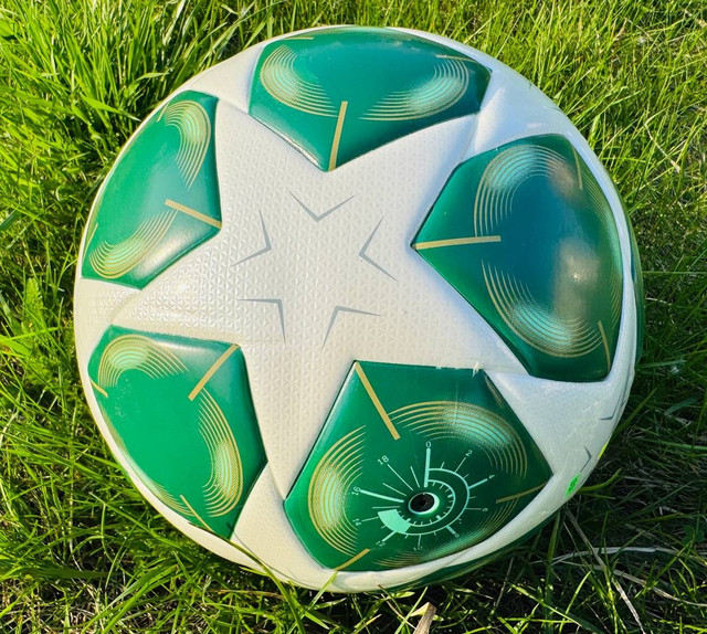 М'яч для гри у футбол хлопчикам