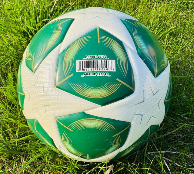 М'яч для гри у футбол хлопчикам