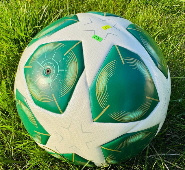 М'яч для гри у футбол