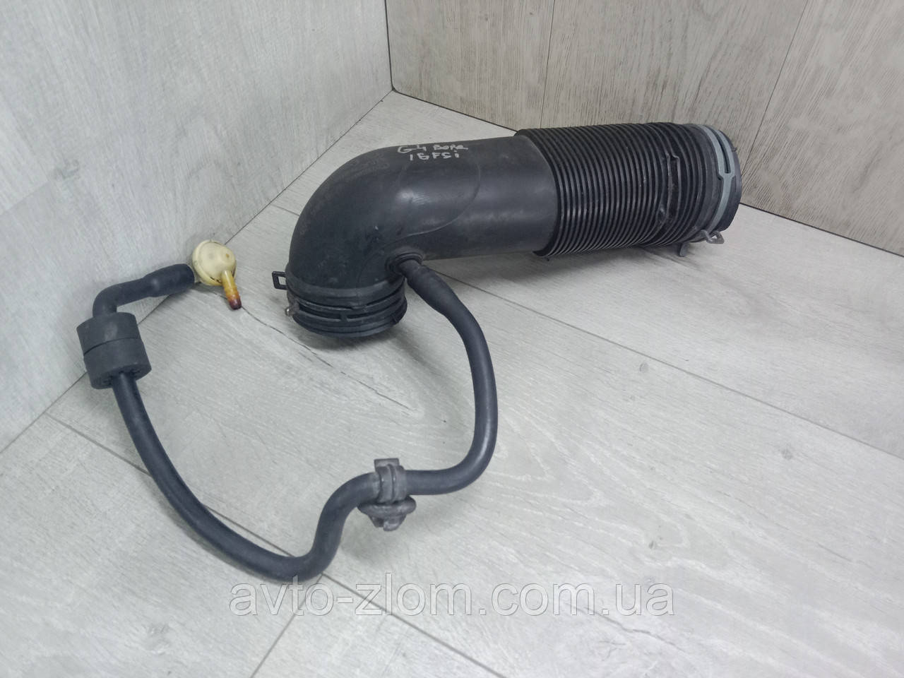 Патрубок подачі повітря Volkswagen Golf 4, Bora, Гольф 4, Бора 1,6 FSI. 1J0129684AR.