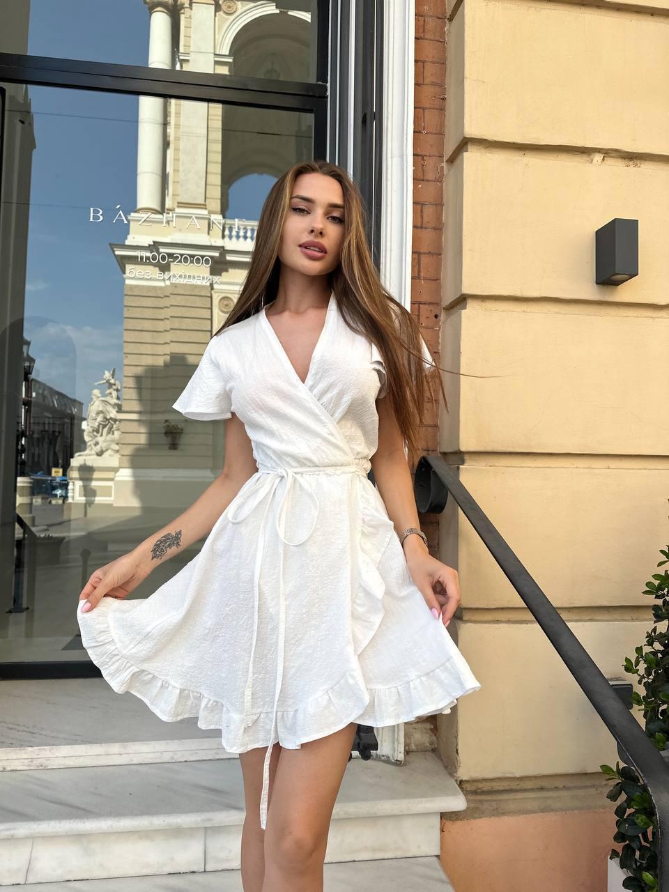 Молочна однотонна легка ніжна літня коротка міні сукня сарафан на запах із жатого льону з рюшами, фото 1