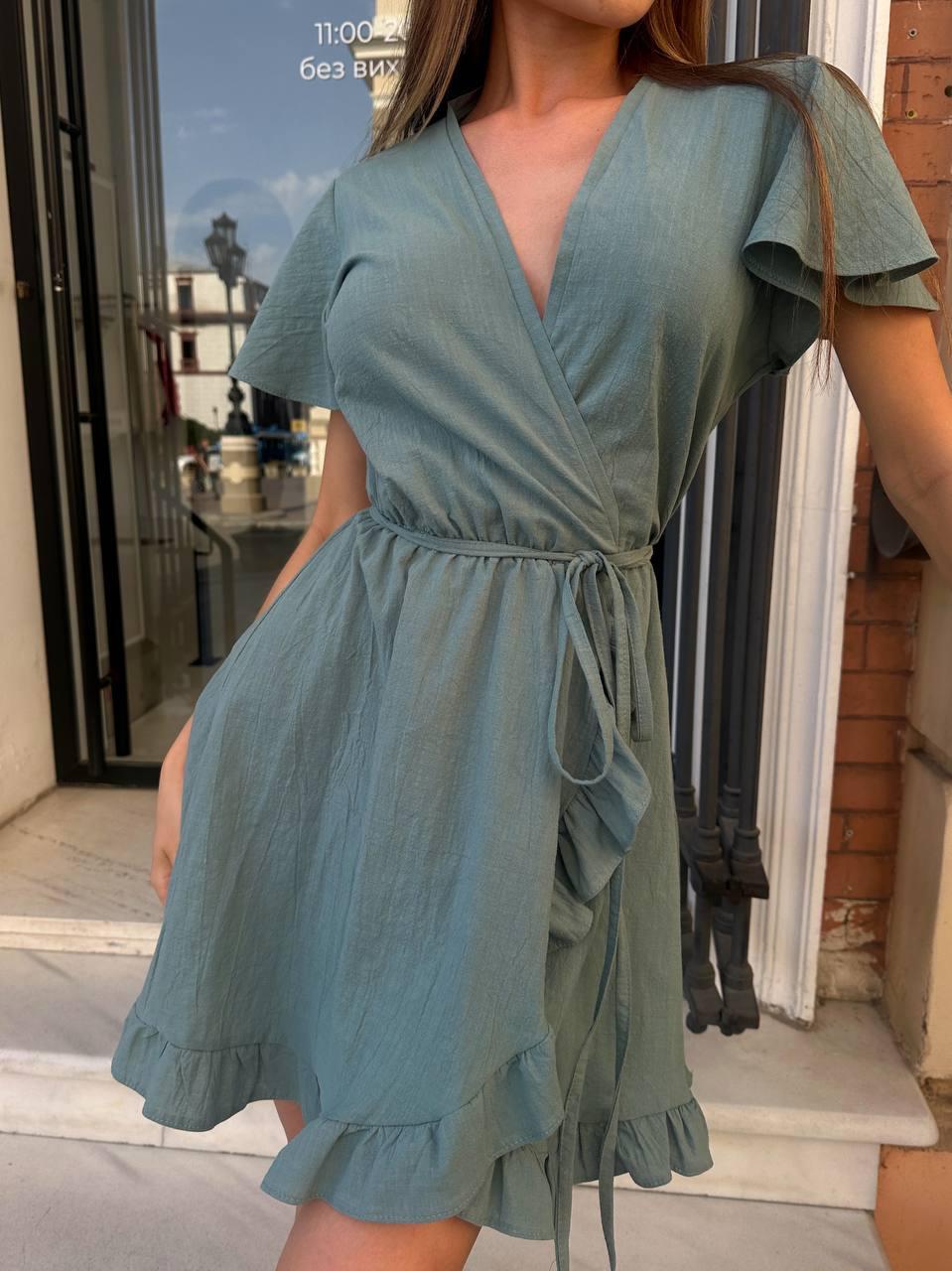 Оливкова однотонна легка ніжна літня коротка міні сукня сарафан на запах із жатого льону з рюшами, фото 1