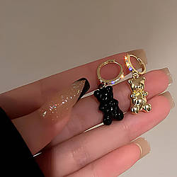 Сережки ведмедики RESTEQ — стильні сережки у формі ведмежат, чорного та золотого кольору, оригінальна біжутерія для жінок та