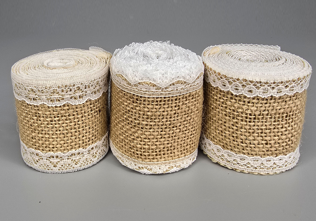 Стрічка-мішковина з білим мереживом 5 см/2м