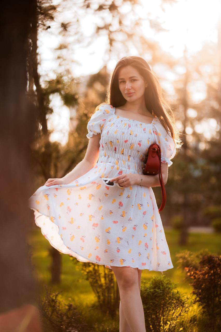 Літня легка повітряна романтична біла сукня з натурального мусліну в квіточку з рукавами ліхтариками, фото 1