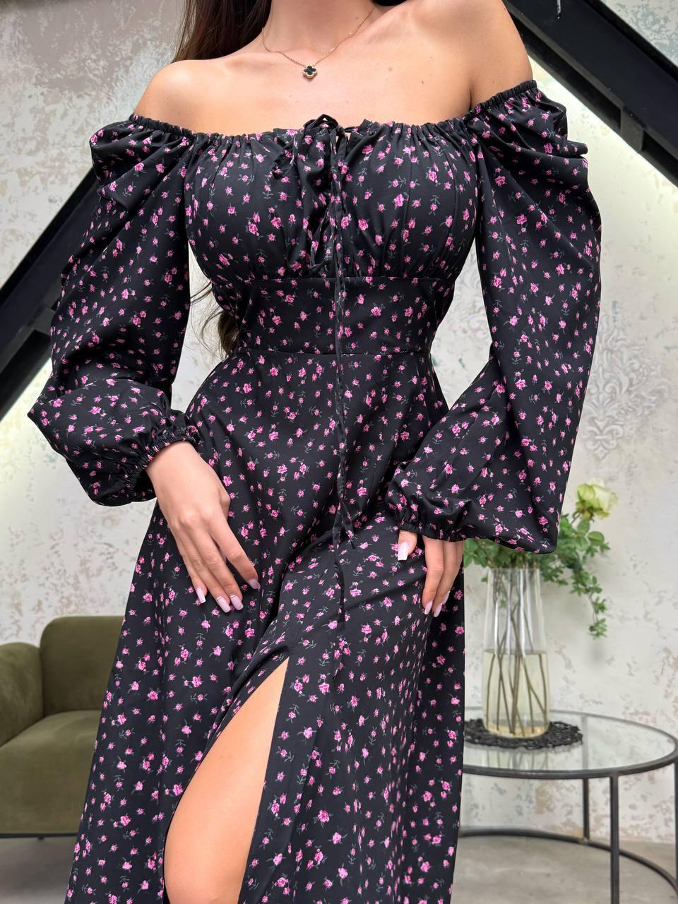 Чорна жіноча романтична приталена сукня із софту довжини міді в квітковий принт з відкритими плечима, фото 1
