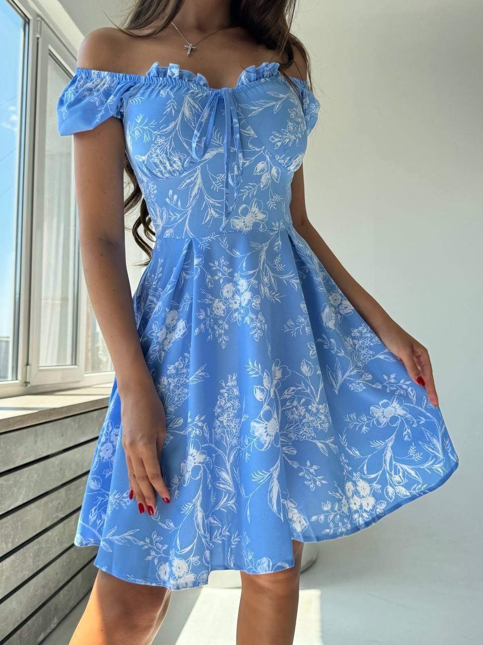 Мила жіноча легка блакитна приталена сукня з турецького софту в квітковий принт з відкритими плечима, фото 1