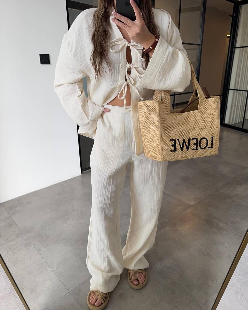 Бежевий жіночий легкий стильний натуральний костюм-двійка з мусліну: широкі штани та сорочка на зав'язках, фото 1