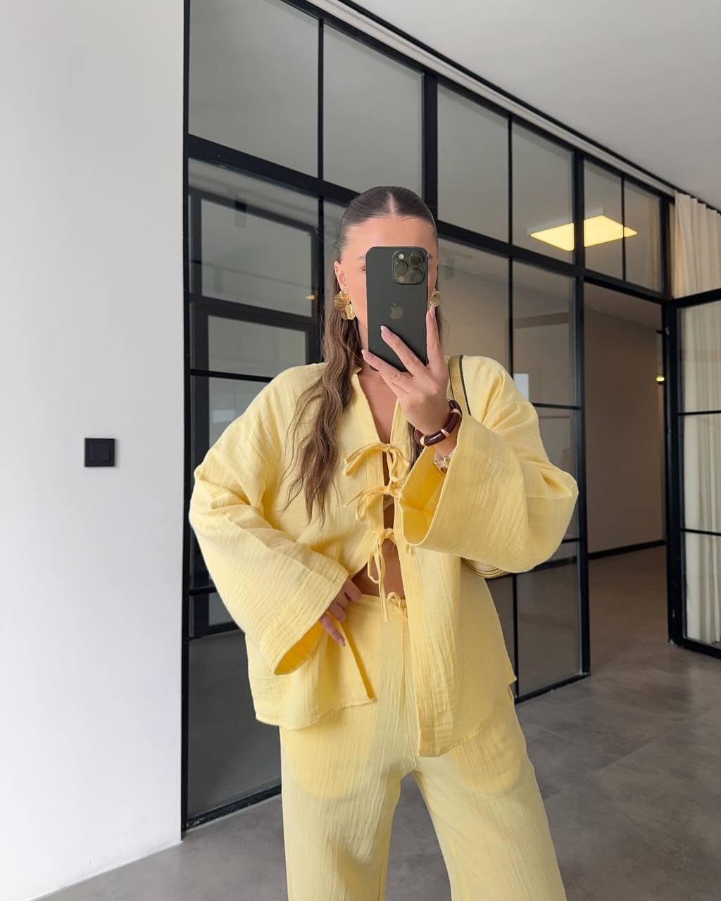 Жовтий жіночий легкий стильний натуральний костюм-двійка з мусліну: широкі штани та сорочка на зав'язках, фото 1