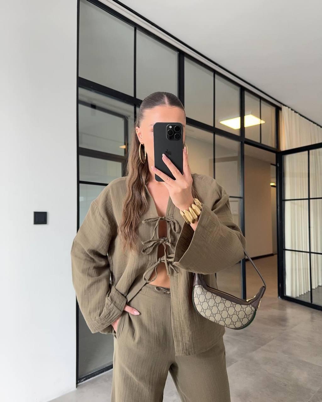 Жіночий легкий стильний натуральний костюм-двійка з мусліну: широкі штани та сорочка на зав'язках Колір Мокко, фото 1