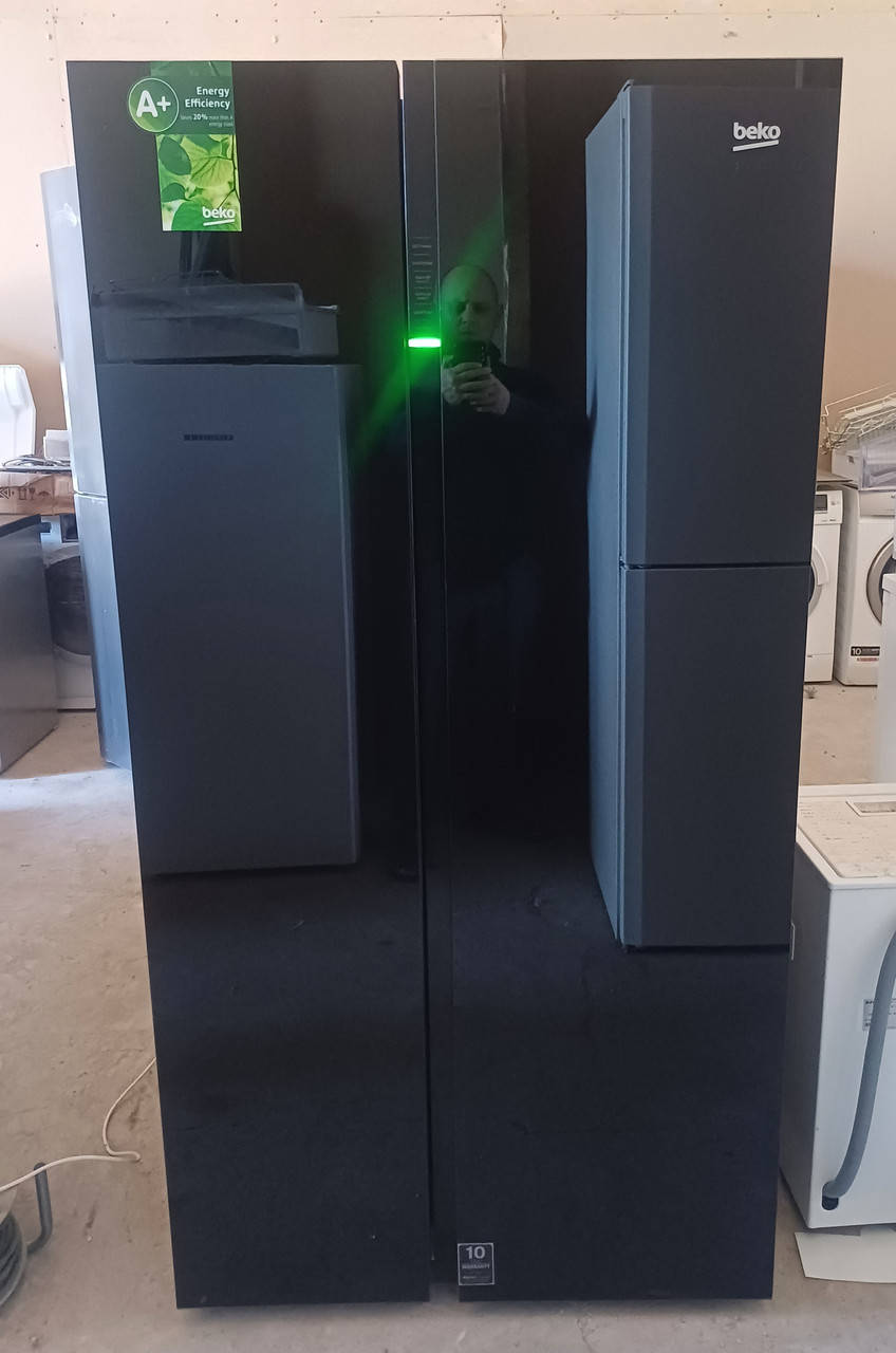 Холодильник з морозильною камерою Side-by-side Beko GN163140ZGB чорний