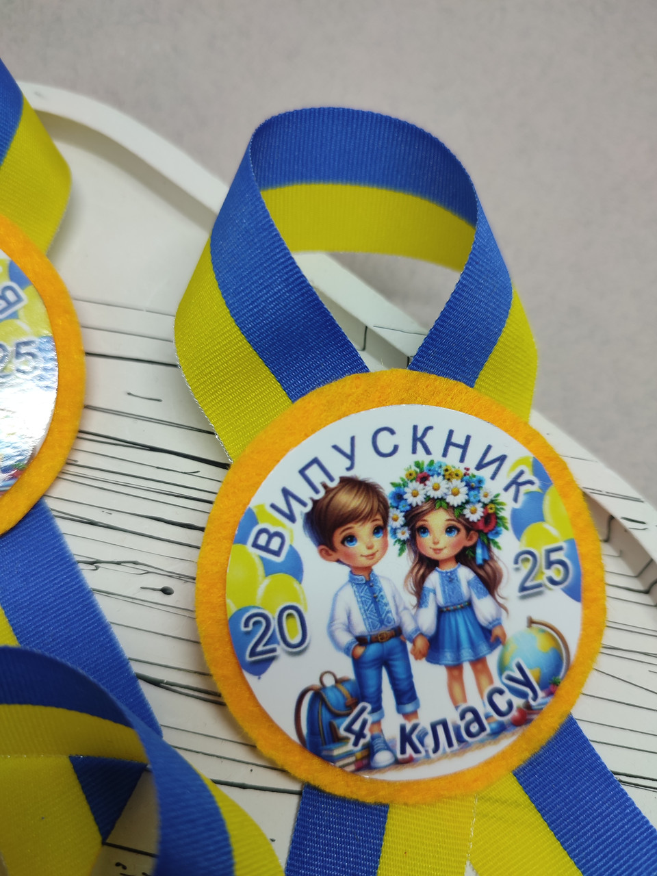 Брошки випускників 4 класів Перша вчителька Випускник Випускниця Значок Випуск 4 клас 35 грн за 1 шт