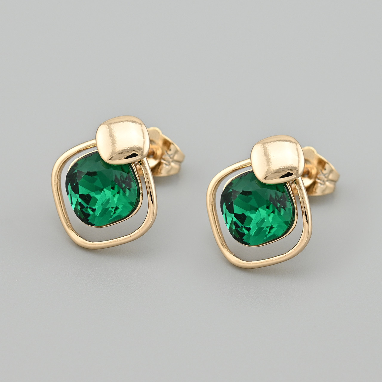 Сережки з кристалами Swarovski 48652 розмір 16х14 мм колір смарагдовий вага 3.3 г позолота 18К