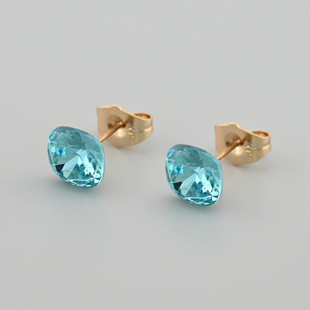 Сережки з кристалами Swarovski 53407 розмір 8х8 мм колір аквамариновий вага 1.1 г позолота 18К