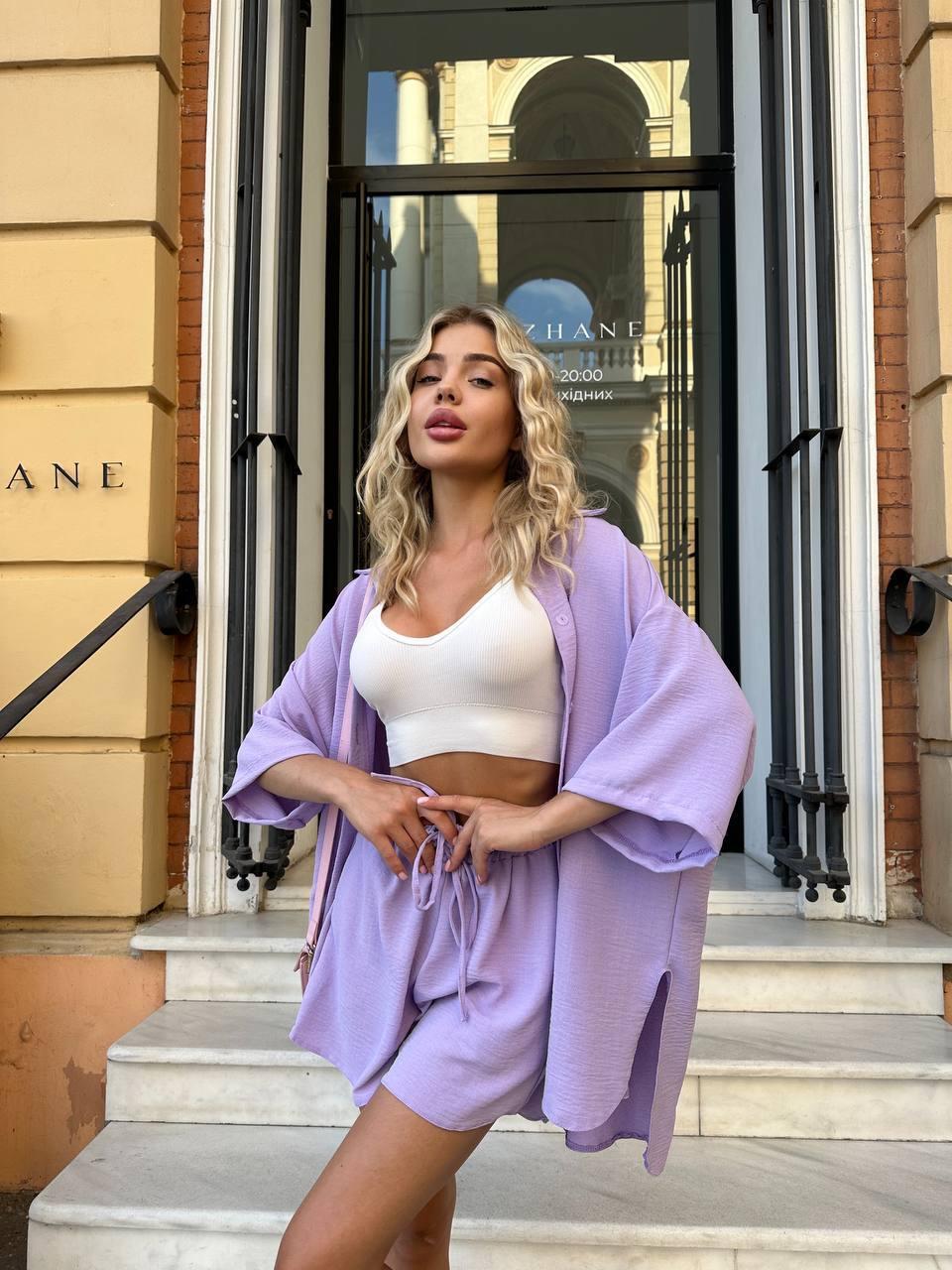 Лавандовий жіночий легкий літній прогулянковий костюм-двійка оверсайз з креп-жатки: Шорти і подовжена Сорочка, фото 1
