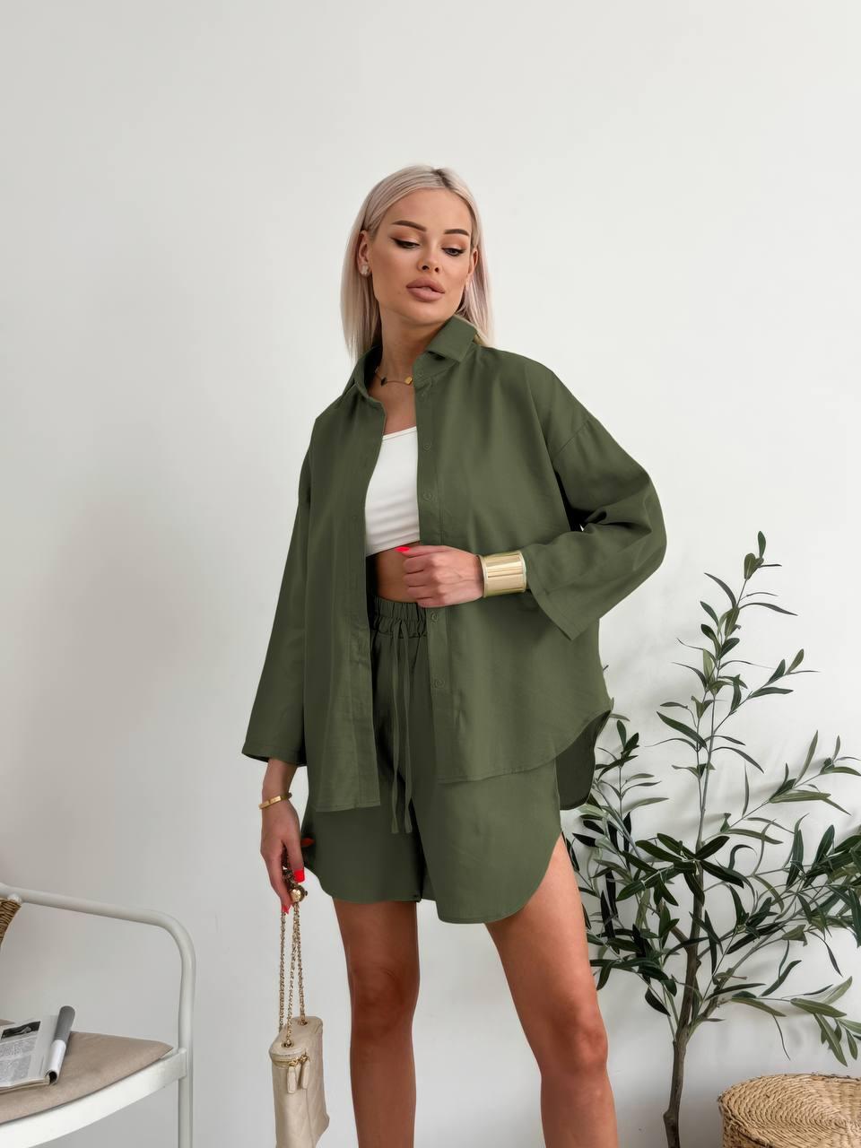 Літній жіночий комплект з льону відтінку хакі: затишна сорочка з довгим рукавом і шорти вільного крою, фото 1