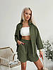 Літній жіночий комплект з льону відтінку хакі: затишна сорочка з довгим рукавом і шорти вільного крою, фото 5