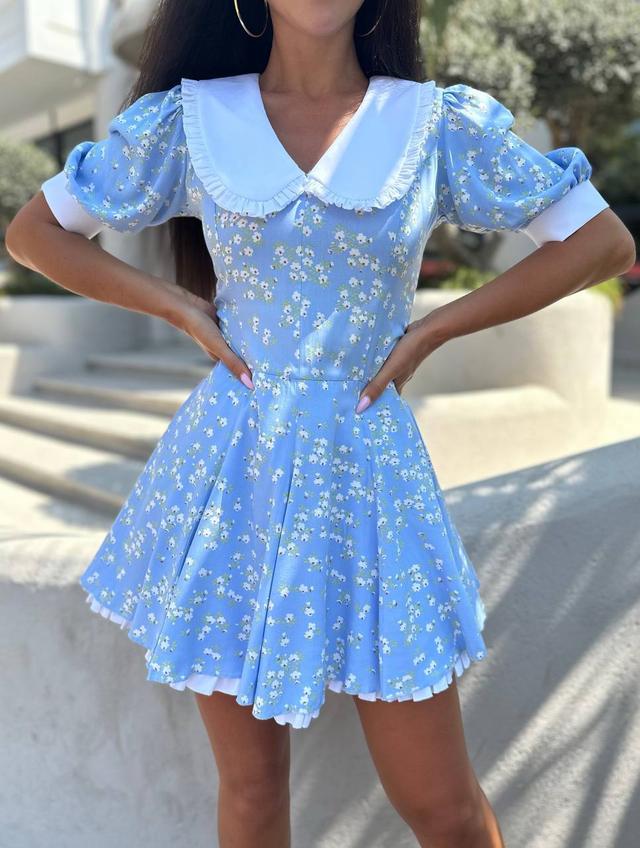 платье голубое с белым воротником с цветочным принтом с двойной юбкой солнце