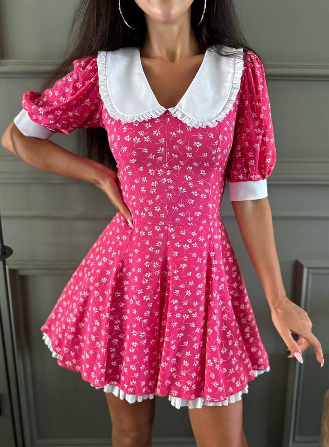 цветочное малиновое платье с белым воротником
