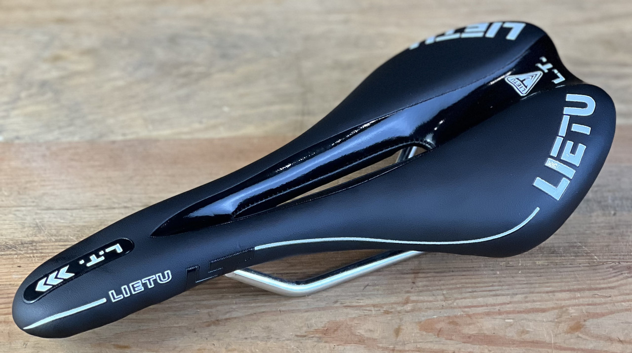 Сідло для велосипеда DNK Hole 30 з отвором 280х135 мм чорне, фото 1