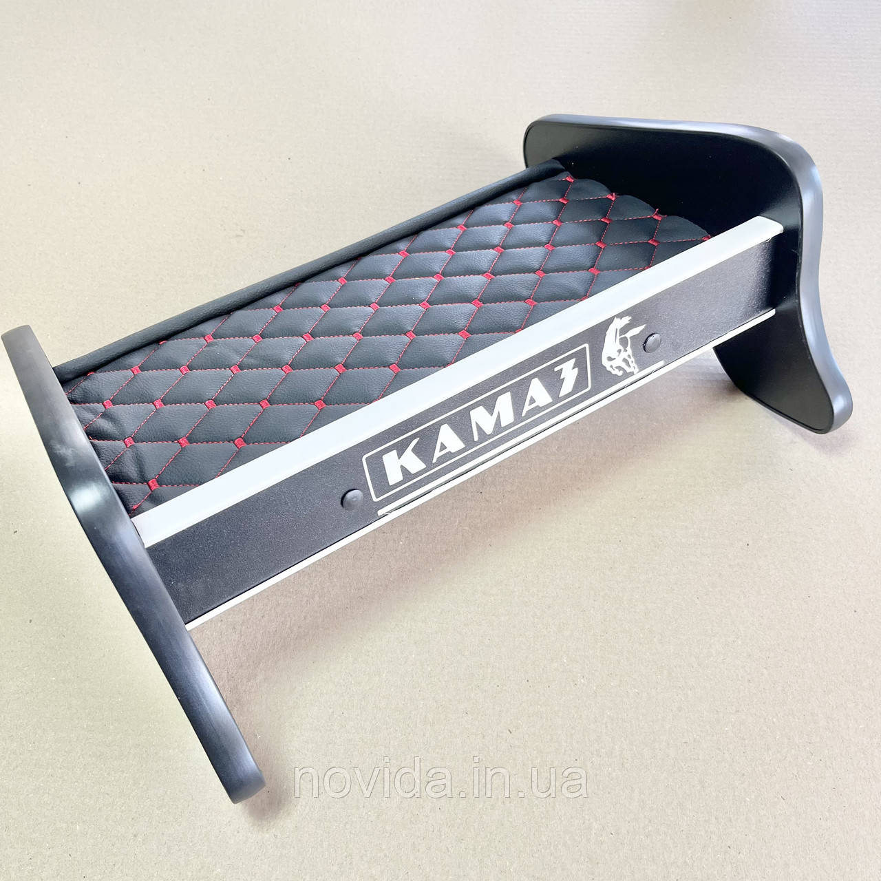 Полиця на торпеду КАМАЗ (полочка на панель) LUXURY (екошкіра чорна з червоним рядком) 5320-4