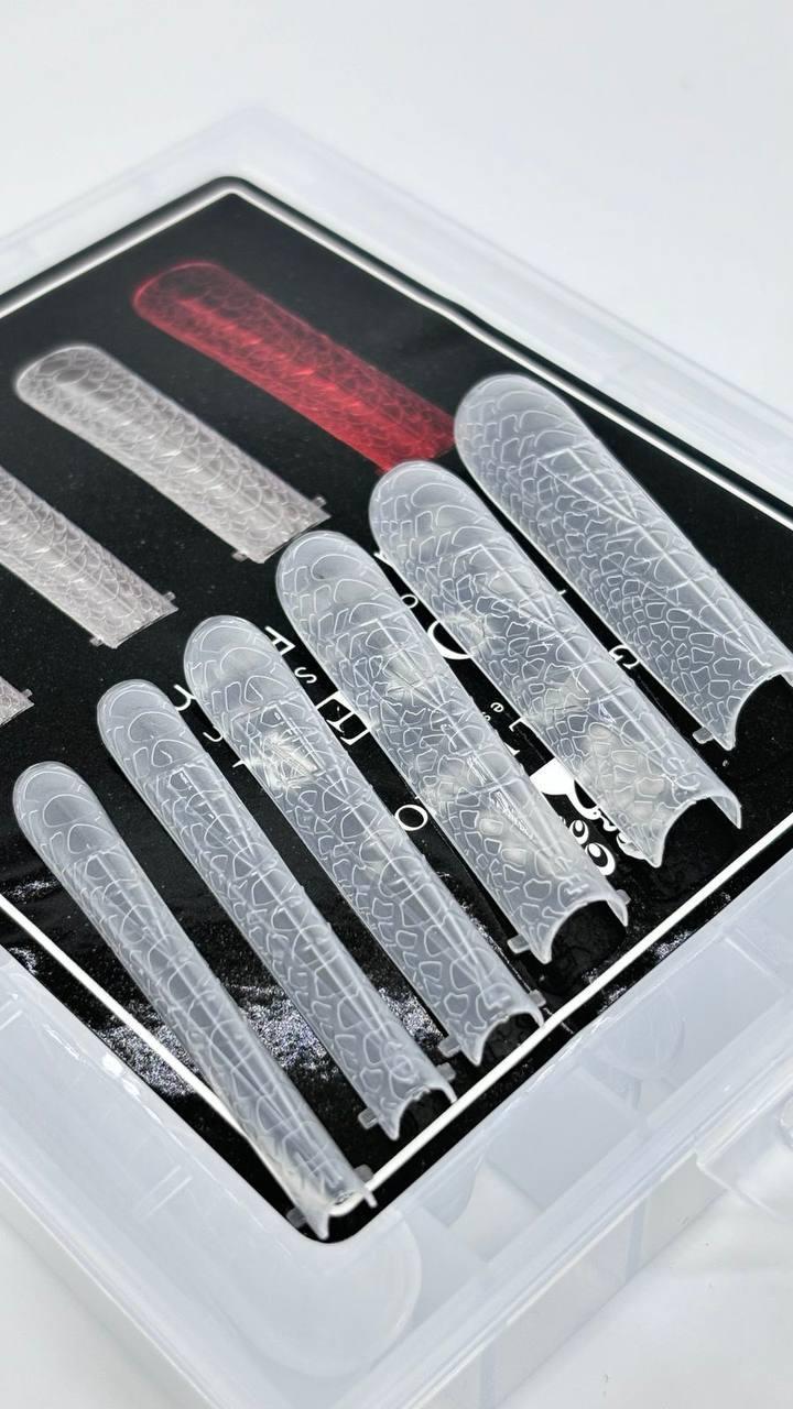 Верхні форми Global Fashion пластикові зі зміїним принтом. Форми в асортименті