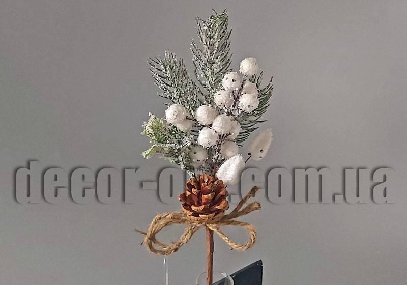 Композиція Гілочка хвої з білими ягодами та шишкою в снігу 30 см 30175