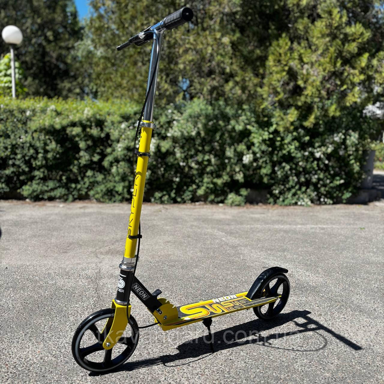 Самокат двоколісний дитячий Skyper Neon (від 5-10 років, ручне гальмо, складане, колеса 200 мм, підніжка), фото 1