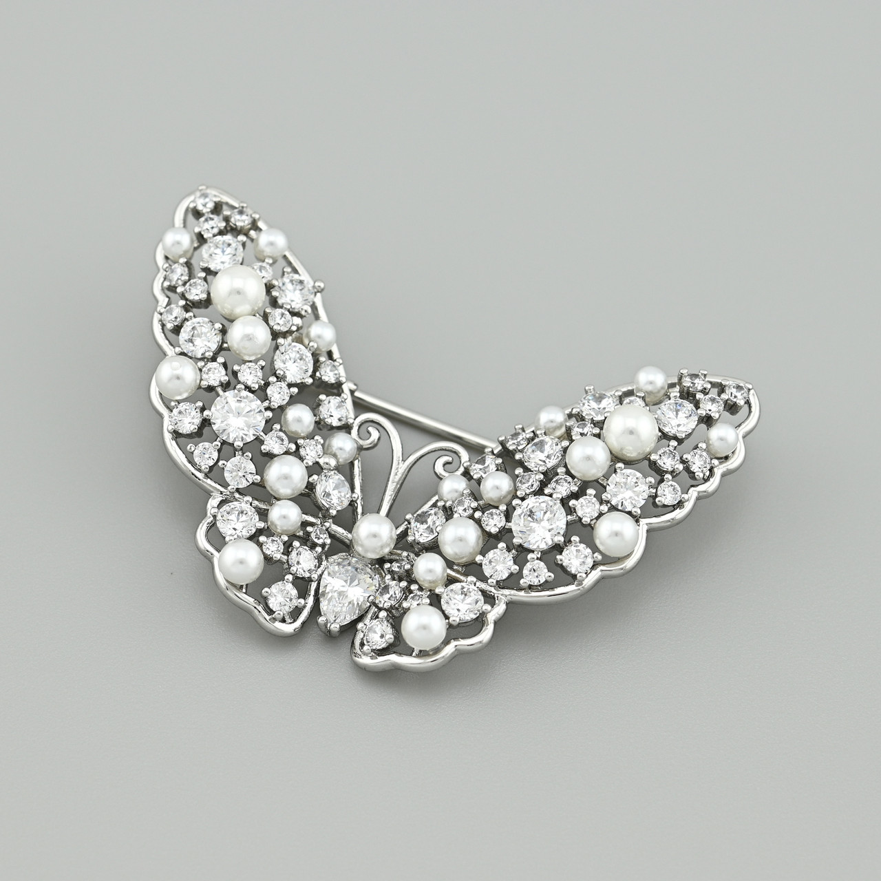 Брошка шпилька Метелик 46549 розмір 34х46 мм штучні перли вага 7.4 г позолота Біле Золото, фото 1