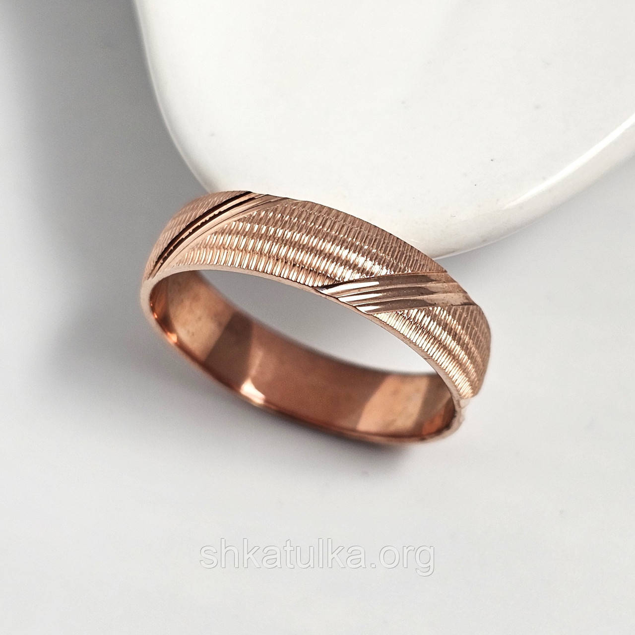 Обручка позолочена з діагональним орнаментом, фото 1