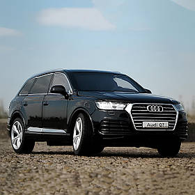 Модель автомобіля Audi Q7. Металева машинка Audi Кю7 1:32. Горять фари, звучить двигун