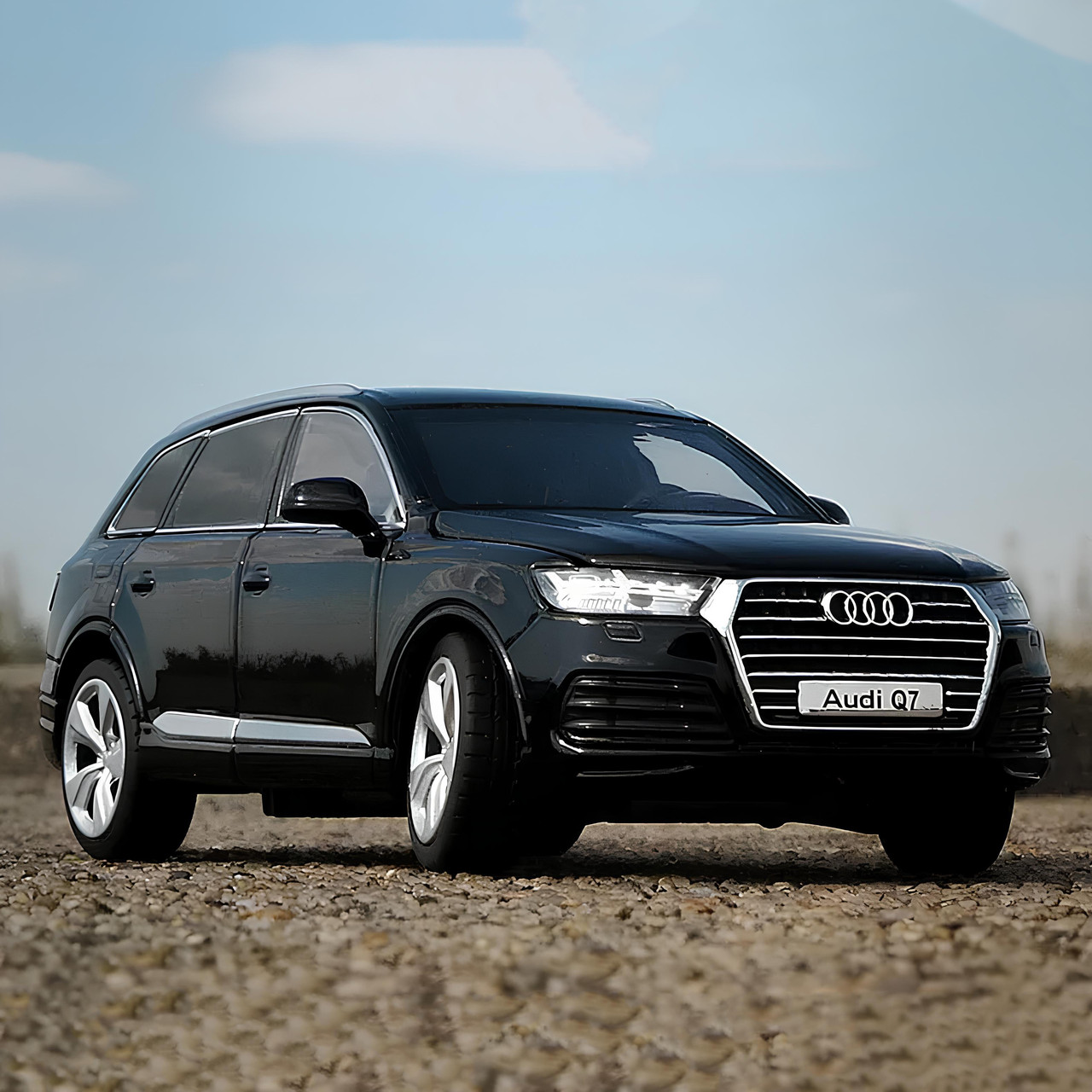 Металева модель автомобіля Audi Q7 RESTEQ 1:32 — інерційна машинка, відкриваються двері, фари та звук мотора