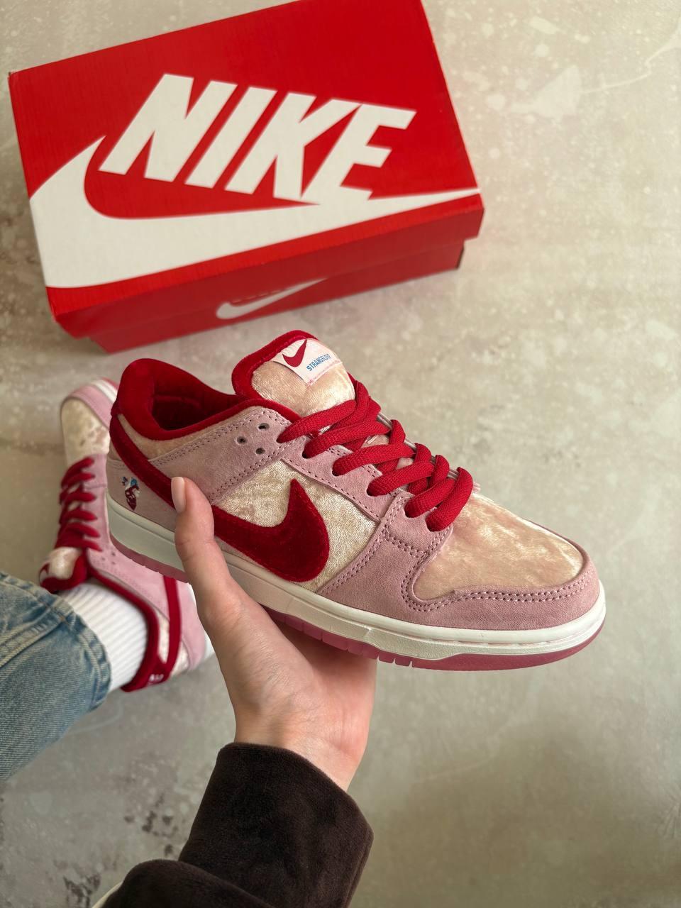 Жіночі кросівки Nike SB Dunk Low Strangelove Pink Рожеві Взуття Найк СБ Данк низькі замша демісезон