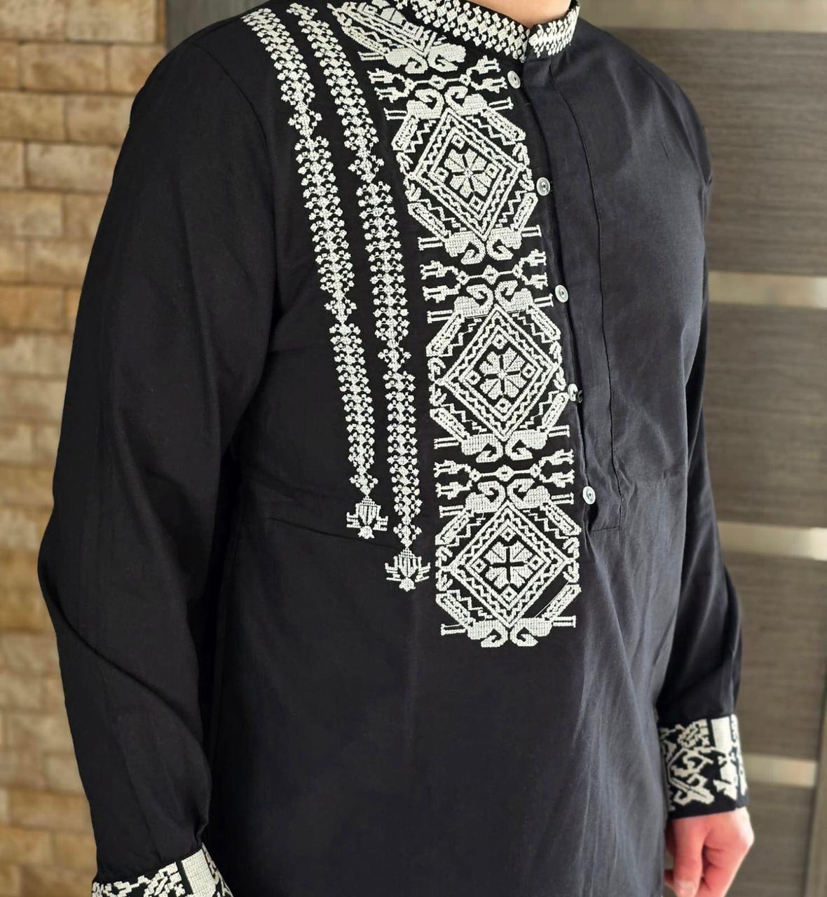 Чоловіча вишиванка сорочка чорного кольору з білою вишивкою розміри S, M, L, XL, 2ХL.