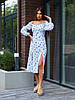 Жіноче легке літнє плаття в синю квітку з вирізом каре і розрізами спереді на ніжках з тканини софт, фото 2